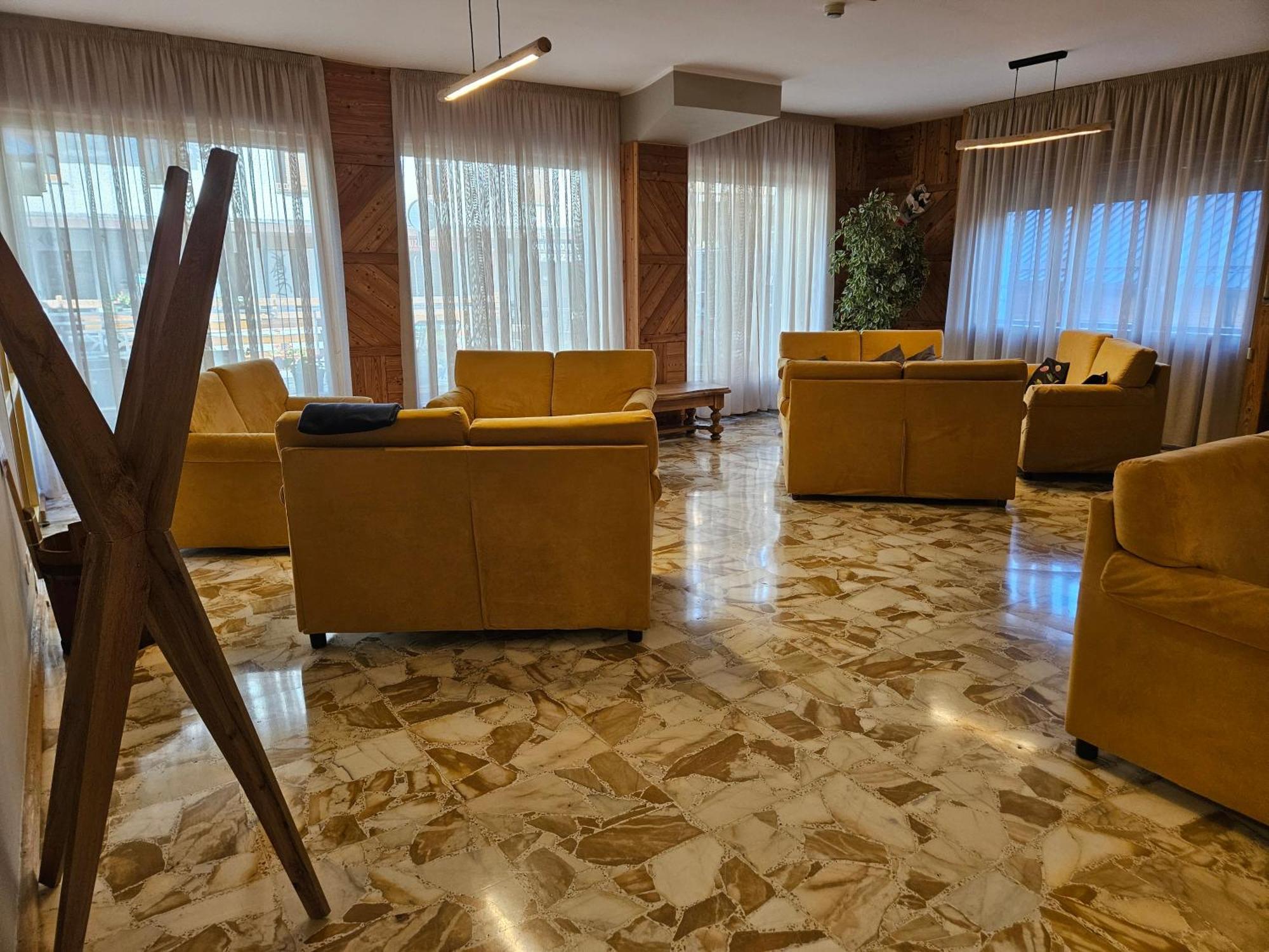 Hotel Holiday Debili Oulx Kültér fotó