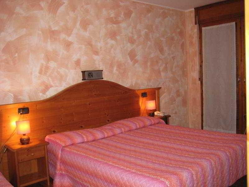 Hotel Holiday Debili Oulx Kültér fotó