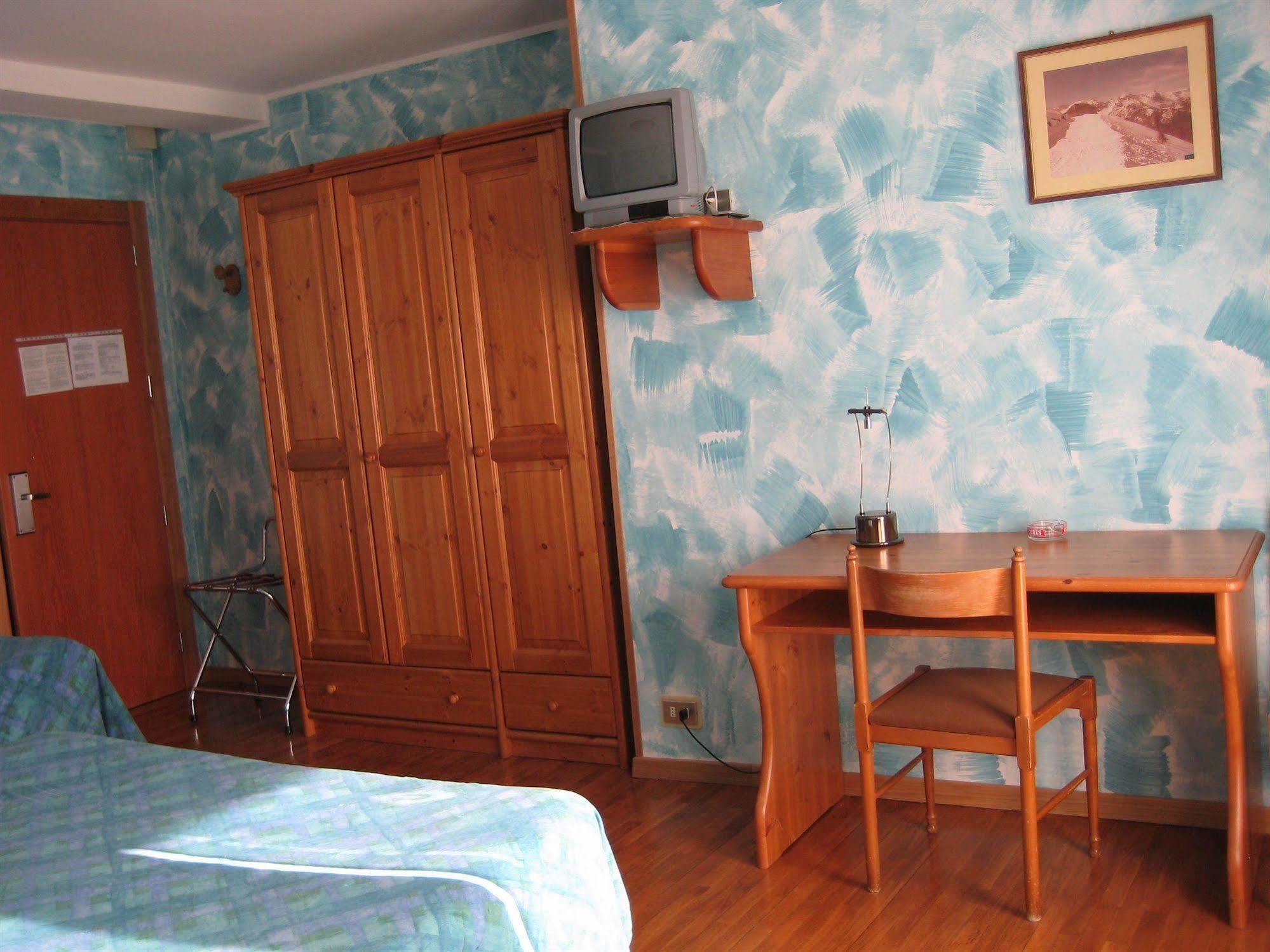 Hotel Holiday Debili Oulx Kültér fotó
