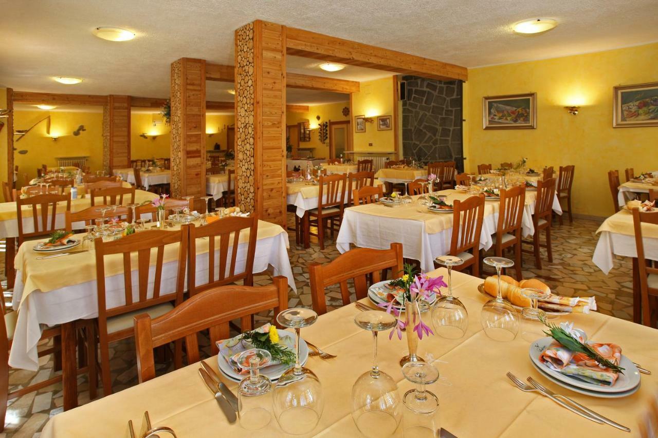 Hotel Holiday Debili Oulx Kültér fotó