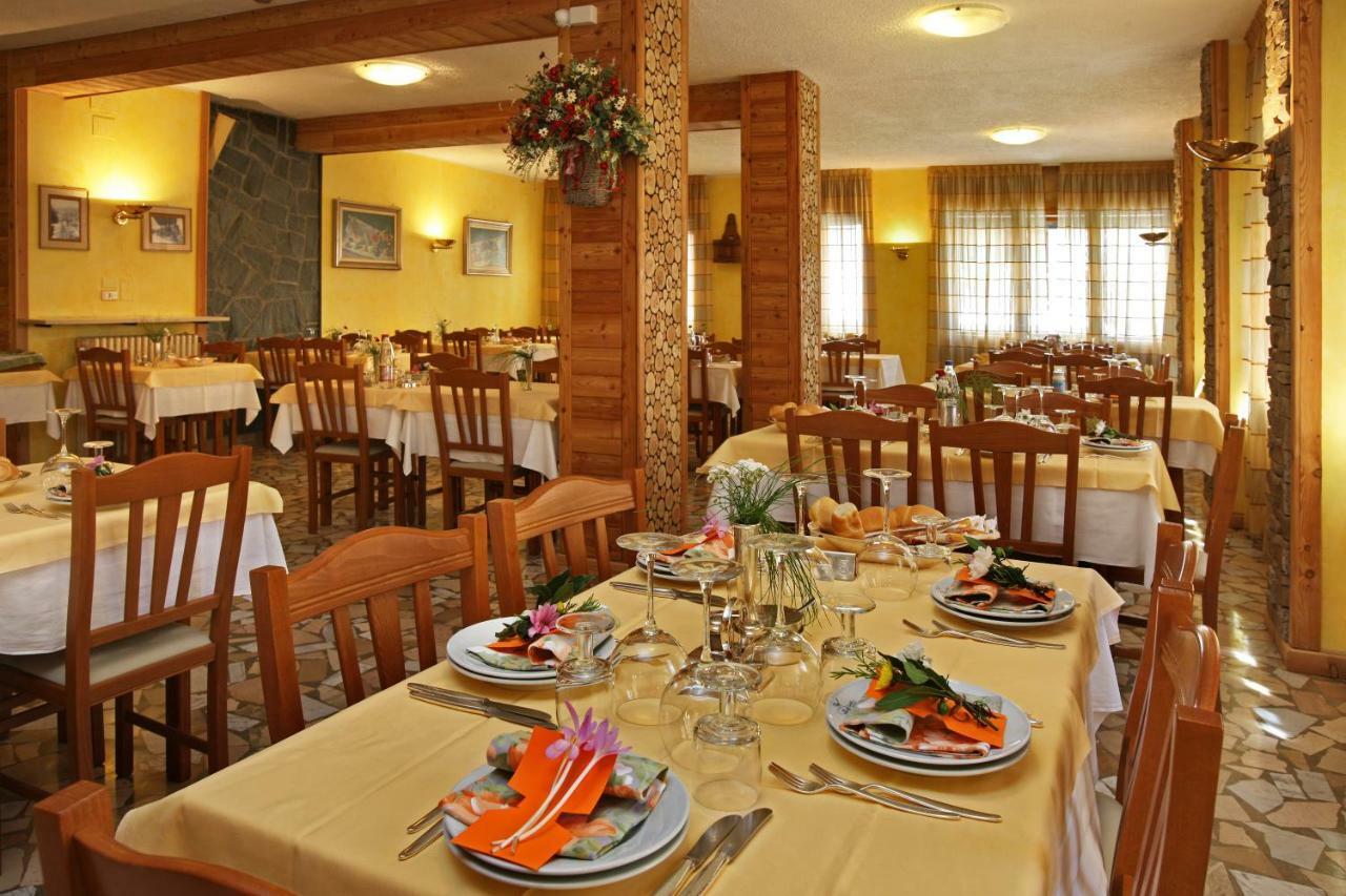 Hotel Holiday Debili Oulx Kültér fotó